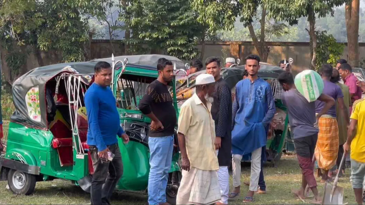সিএনজিরিকশার মুখোমুখি সংঘর্ষ ঘটে। এ ঘটনা দেখতে প্রত্যক্ষদর্শীরা ভিড় জমায়। ছবি : কালবেলা