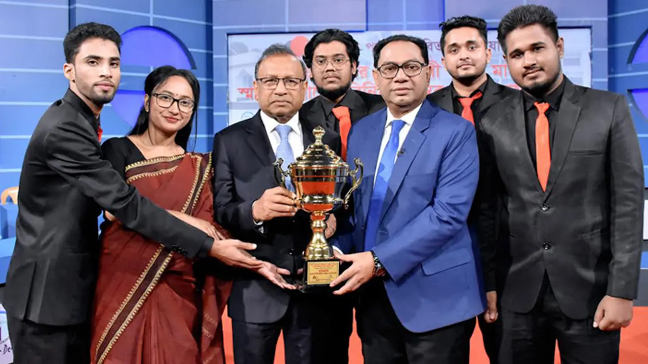 রাজধানীর এফডিসিতে আয়োজিত ছায়া সংসদে স্থানীয় সরকার, পল্লী উন্নয়ন ও সমবায়মন্ত্রী মো. তাজুল ইসলাম। ছবি : কালবেলা