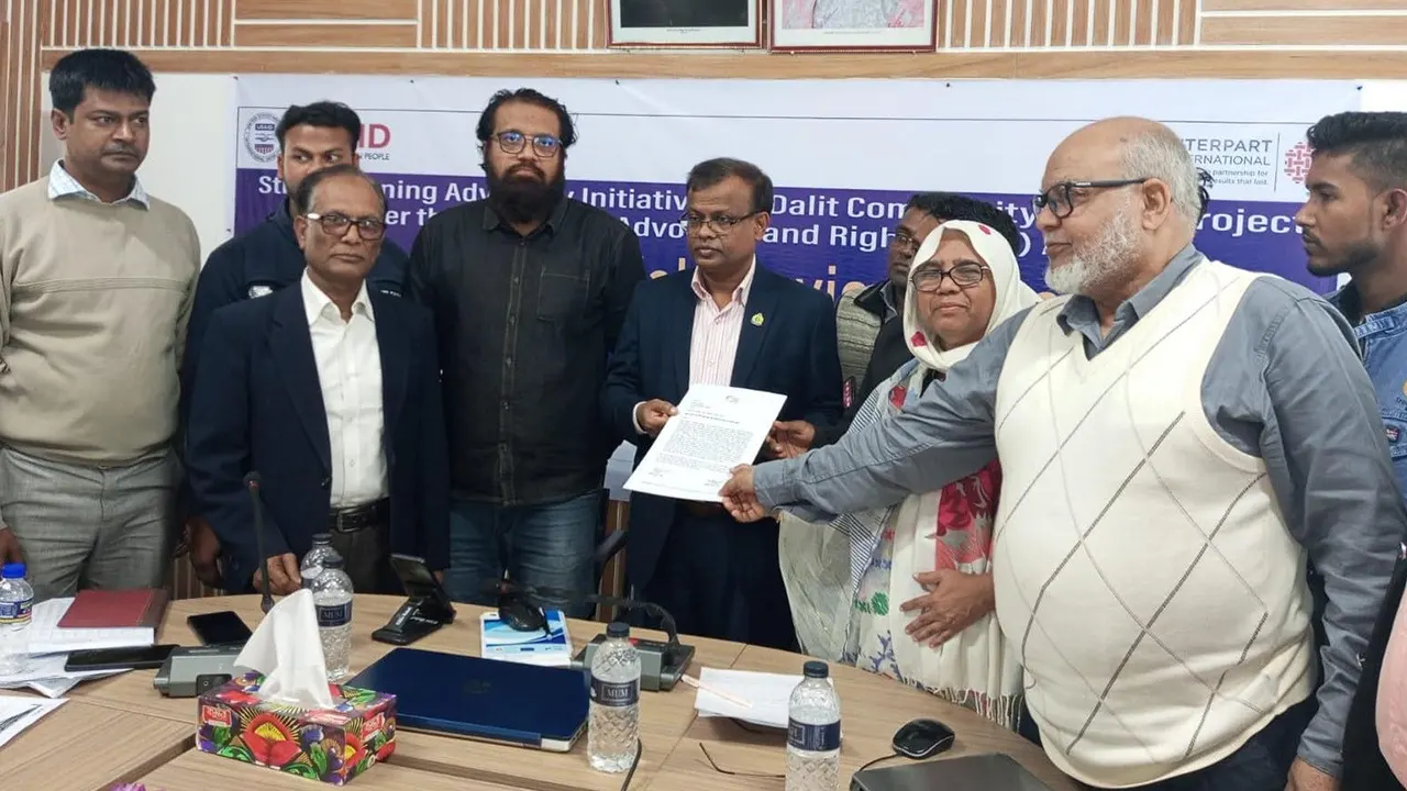 জেলা সমাজসেবা অধিদপ্তরের উপপরিচালকের কাছে স্মারকলিপি দেন খুলনার নাগরিক নেতারা। ছবি : কালবেলা