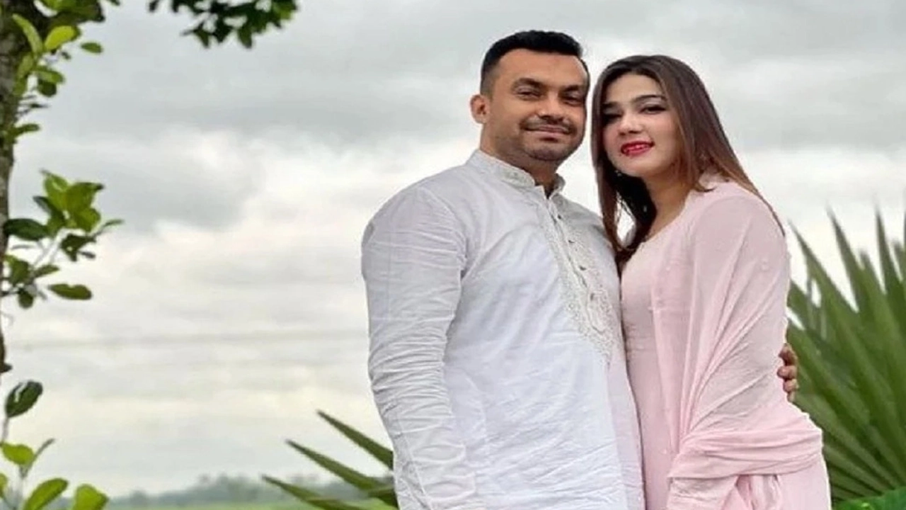 স্বামীর সঙ্গে মাহি। ছবি : সংগৃহীত