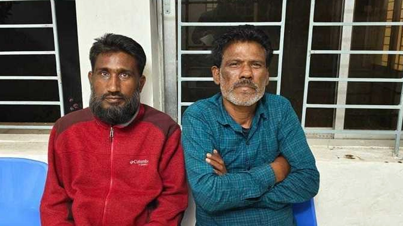 গ্রেপ্তার হওয়া চালক ও সহকারী। ছবি : কালবেলা
