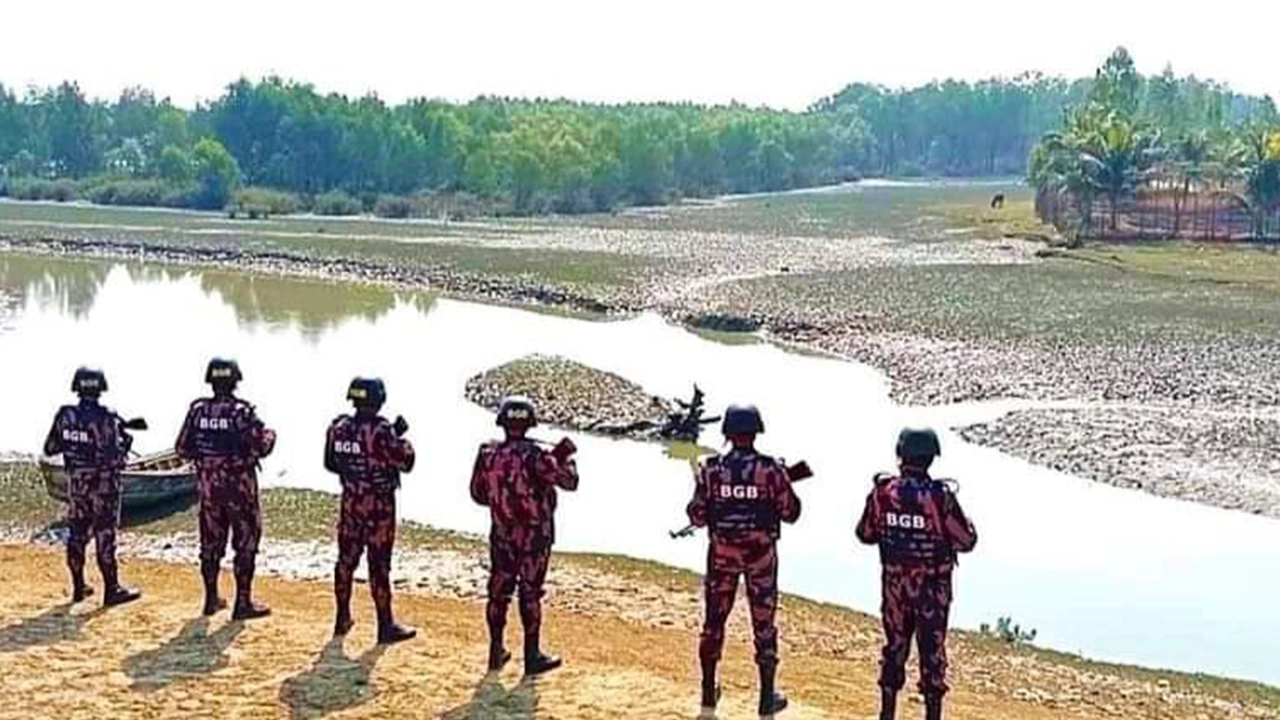 টেকনাফের নাফ নদীসংলগ্ন এলাকায় সতর্ক বিজিবি। ছবি : কালবেলা