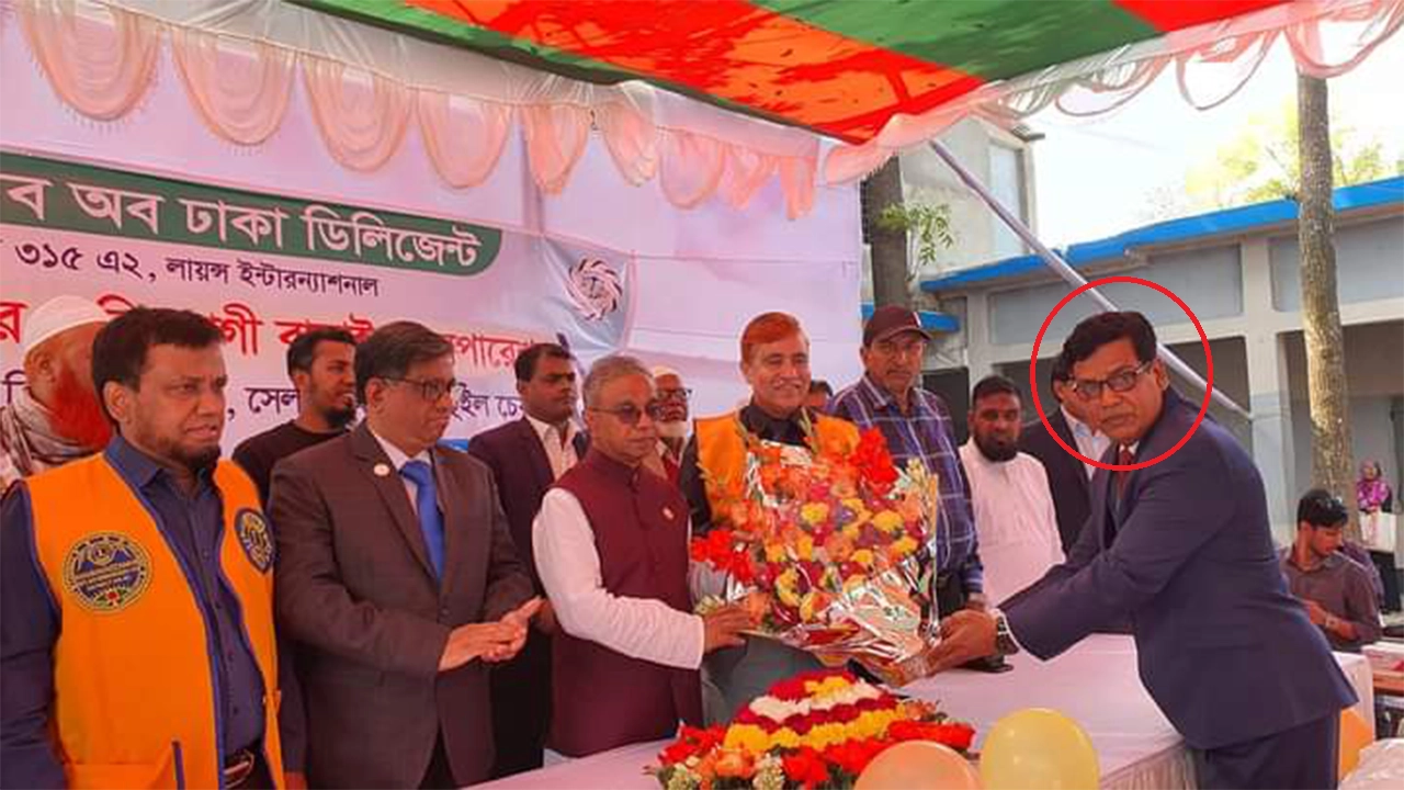 এমপিকে ফুল দিয়ে শুভেচ্ছা জানাচ্ছেন নাশকতা মামলার আসামি। ছবি : সংগৃহীত