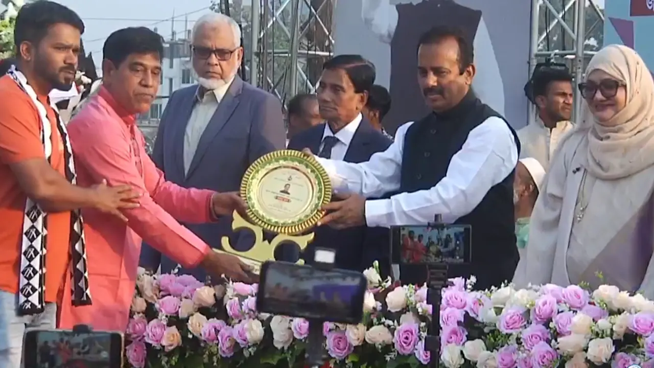 কুমিল্লা-১ আসনের সংসদ সদস্য ও আইইবির প্রেসিডেন্ট ইঞ্জিনিয়ার আব্দুস সবুরকে নাগরিক সংবর্ধনা দেয় নাগরিক ফোরাম। ছবি : কালবেলা