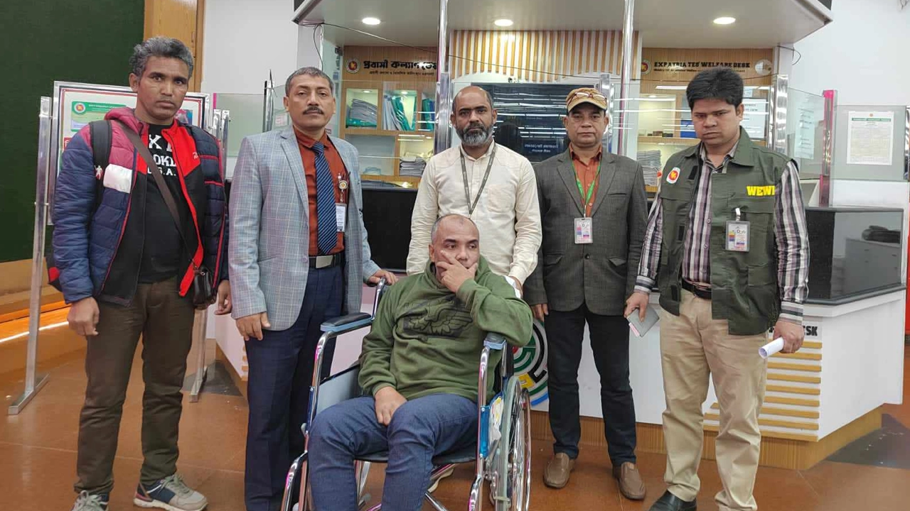গ্রিসফেরত অসুস্থ বেলায়েত হোসেনের পাশে প্রবাসী কল্যাণ ডেস্ক। ছবি : সৌজন্য