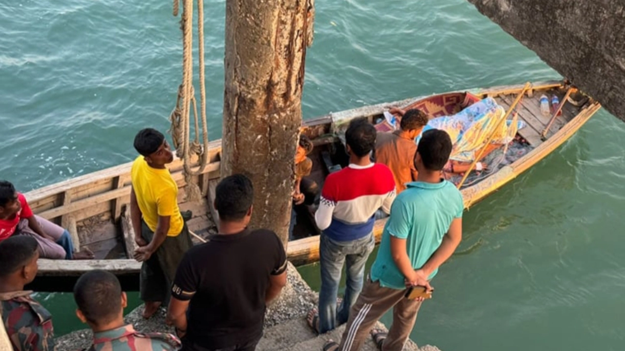 নৌকায় করে ভেসে আসা রোহিঙ্গা। ছবি : কালবেলা