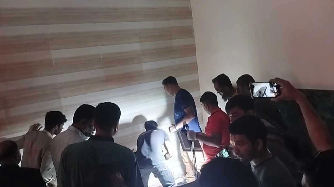 যবিপ্রবিতে দেওয়াল কেটে লিফট শ্রমিককে উদ্ধার করা হয়। ছবি : কালবেলা