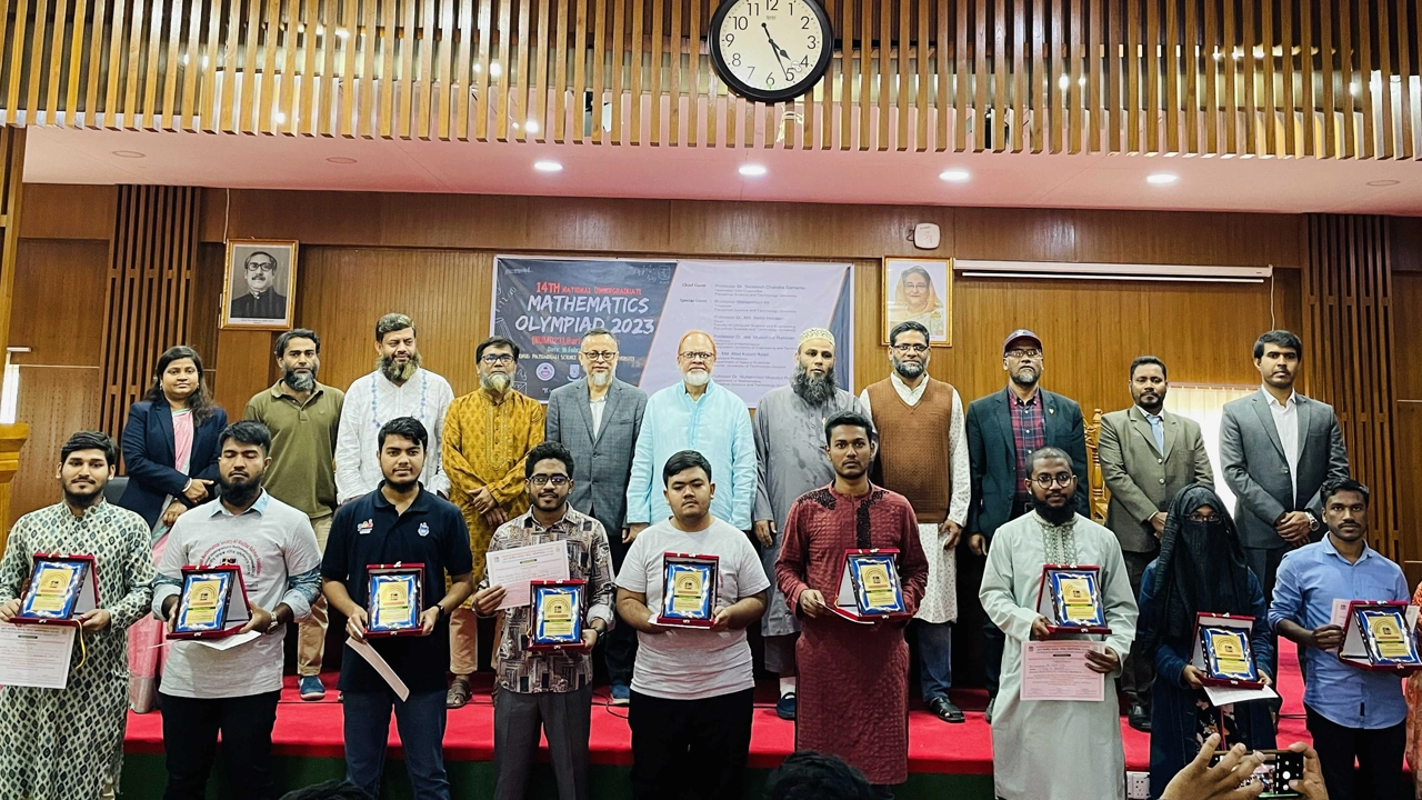 ১৪তম জাতীয় গণিত অলিম্পিয়াডে অতিথিদের সঙ্গে বিজয়ীরা। ছবি : কালবেলা