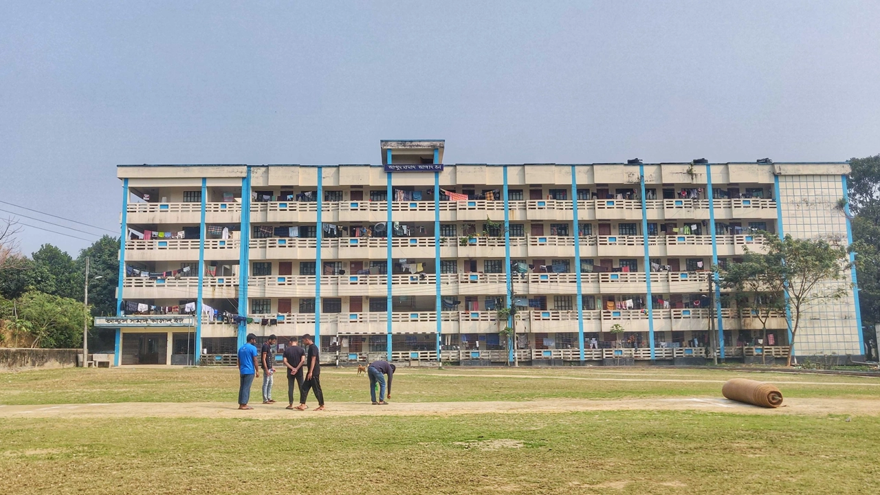আব্দুস সামাদ আজাদ হলের মাঠ। ছবি : কালবেলা