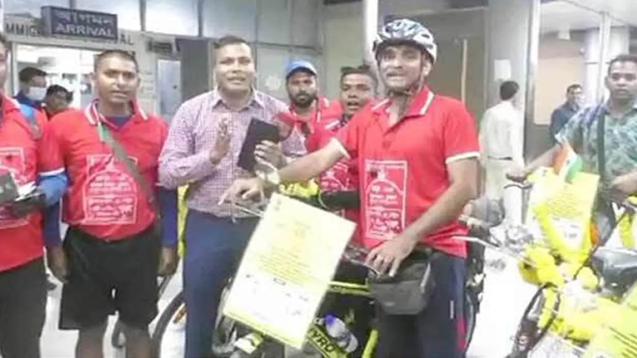সাইকেল চালিয়ে বাংলাদেশে আসা ১০ ভারতীয়। ছবি : সংগৃহীত