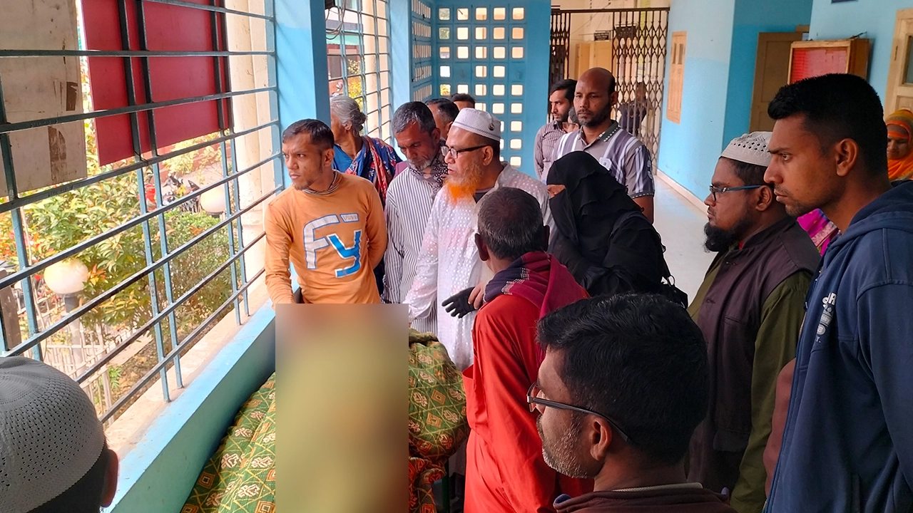 হাসপাতালে নিহতের স্বজনদের ভিড়। ছবি : কালবেলা