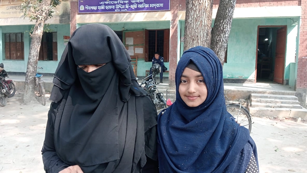 পরীক্ষা দেওয়া শেষে তাহমিনা তাবাসসুম মুনিরা (বামে) ও শ্রুতি লেখক মাহমুদা আক্তার (ডানে)। ছবি : কালবেলা