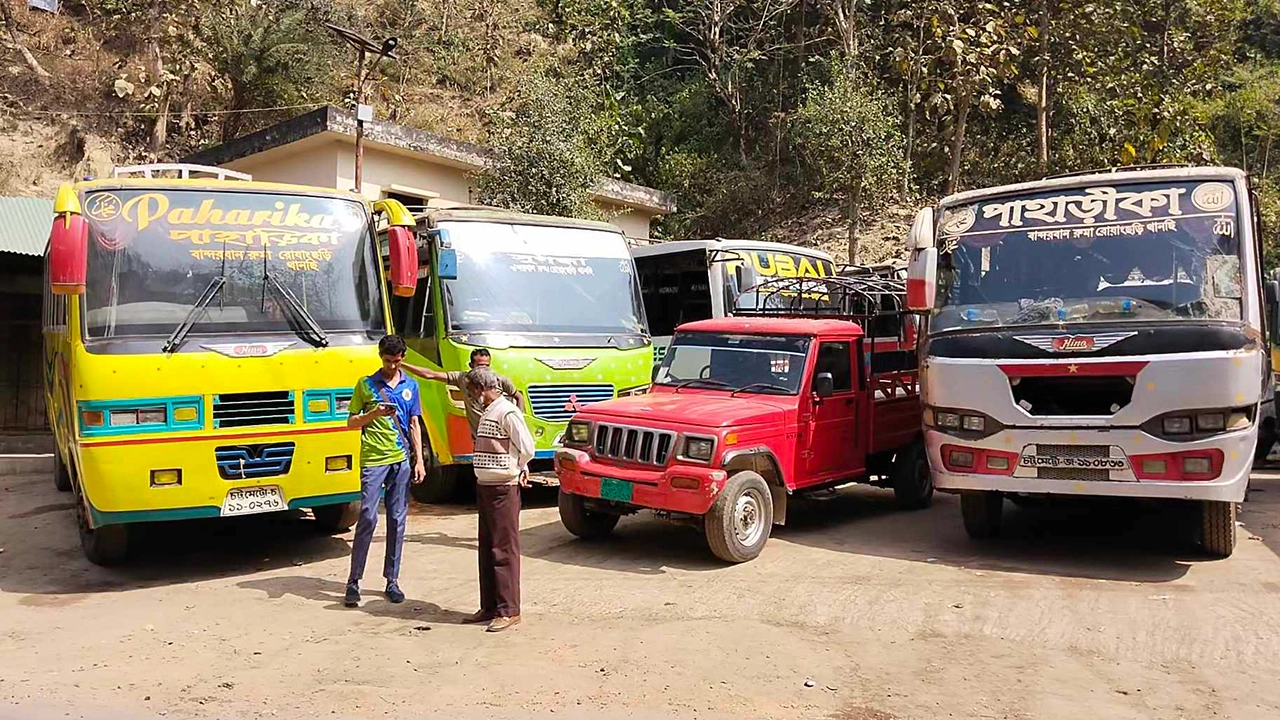 বান্দরবানের রুমা ও থানচি সড়কে গণপরিবহন চলাচল বন্ধ। ছবি : কালবেলা