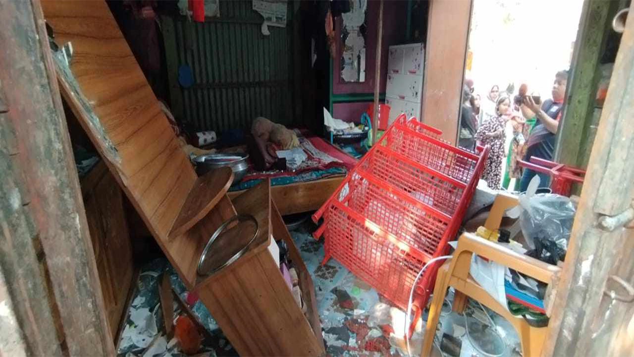 প্রতিপক্ষের হামলায় ভাঙচুরকৃত বাড়ি। ছবি : কালবেলা
