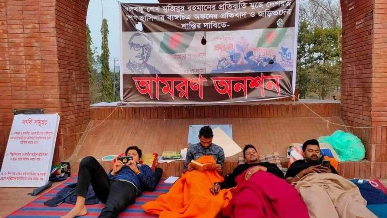 আমরণ অনশনে ছাত্রলীগের নেতারা। ছবি : কালবেলা