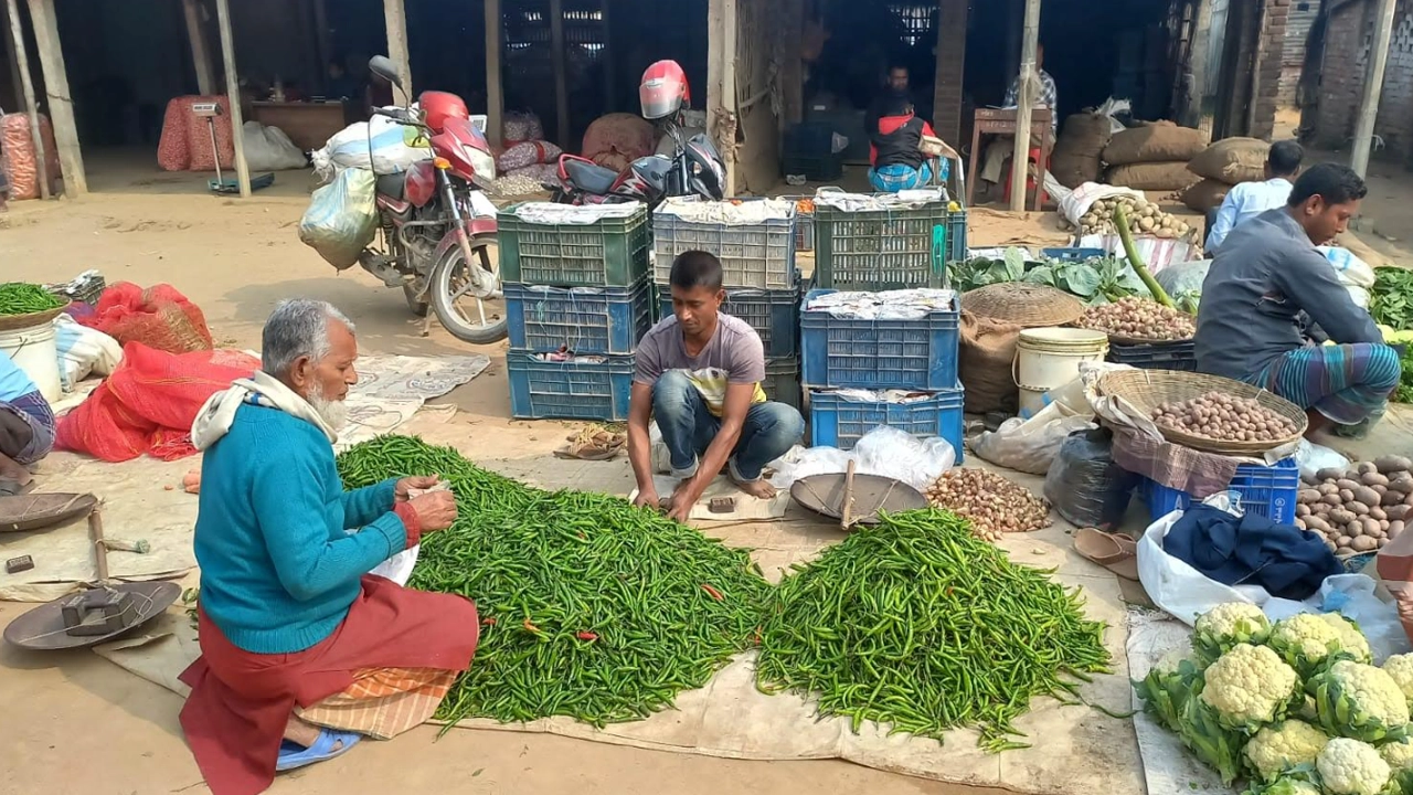 বিরামপুর হাটে সবজির পাইকারি বাজার। ছবি : কালবেলা