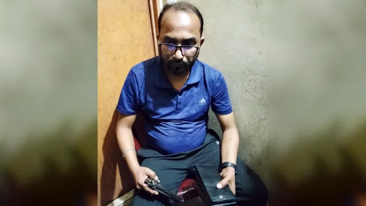 খেলনা পিস্তলসহ ছিনতাইকারী শাহজাদা রায়হান রুবেল। ছবি : সংগৃহীত