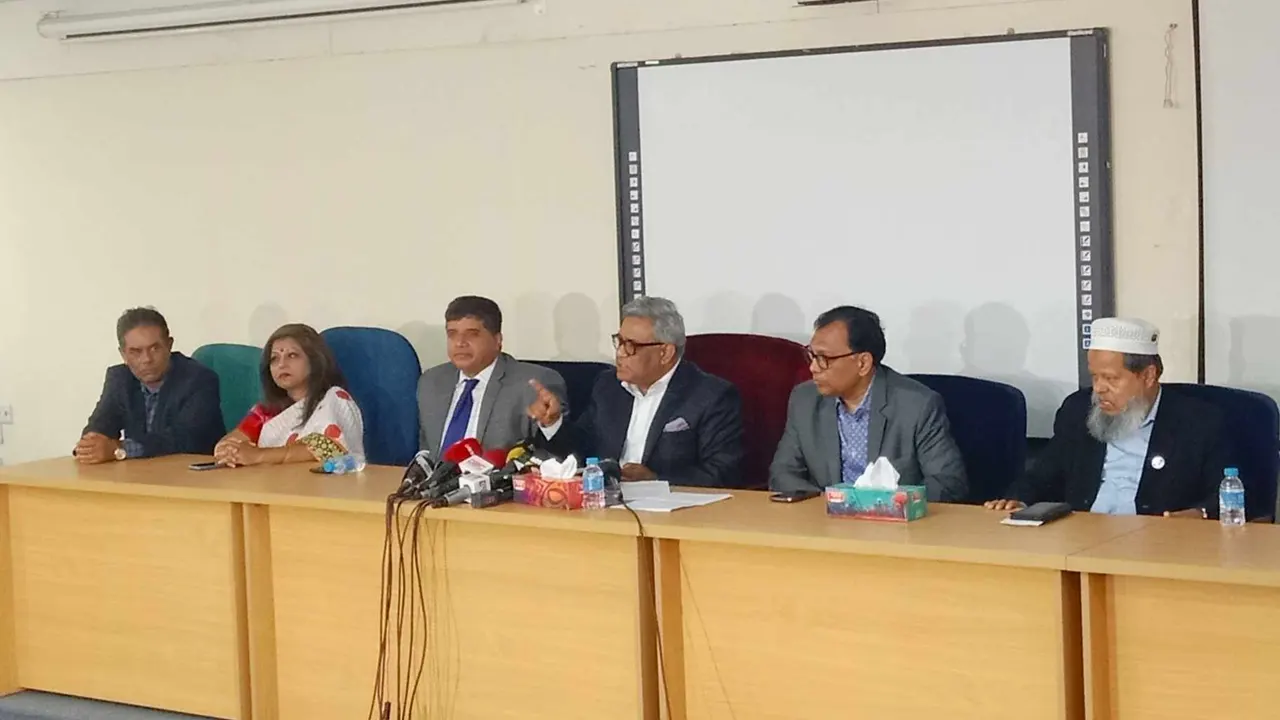 সোমবার দুপুরে ঢাকা বিশ্ববিদ্যালয়ের প্রশাসনিক ভবনের অধ্যাপক আব্দুল মতিন চৌধুরী ভার্চুয়াল ক্লাসরুমে একুশে উদযাপন উপলক্ষে সংবাদ সম্মেলনে ঢাবি উপাচার্যসহ অন্যান্য অতিথিরা। ছবি : কালবেলা