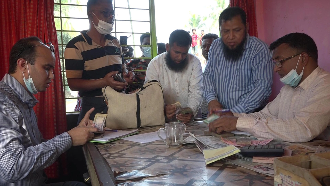 উপজেলার বিভিন্ন স্থানে ৫টি ইটভাটার অভিযান পরিচালনা করে জরিমানা করা হয়। ছবি : কালবেলা