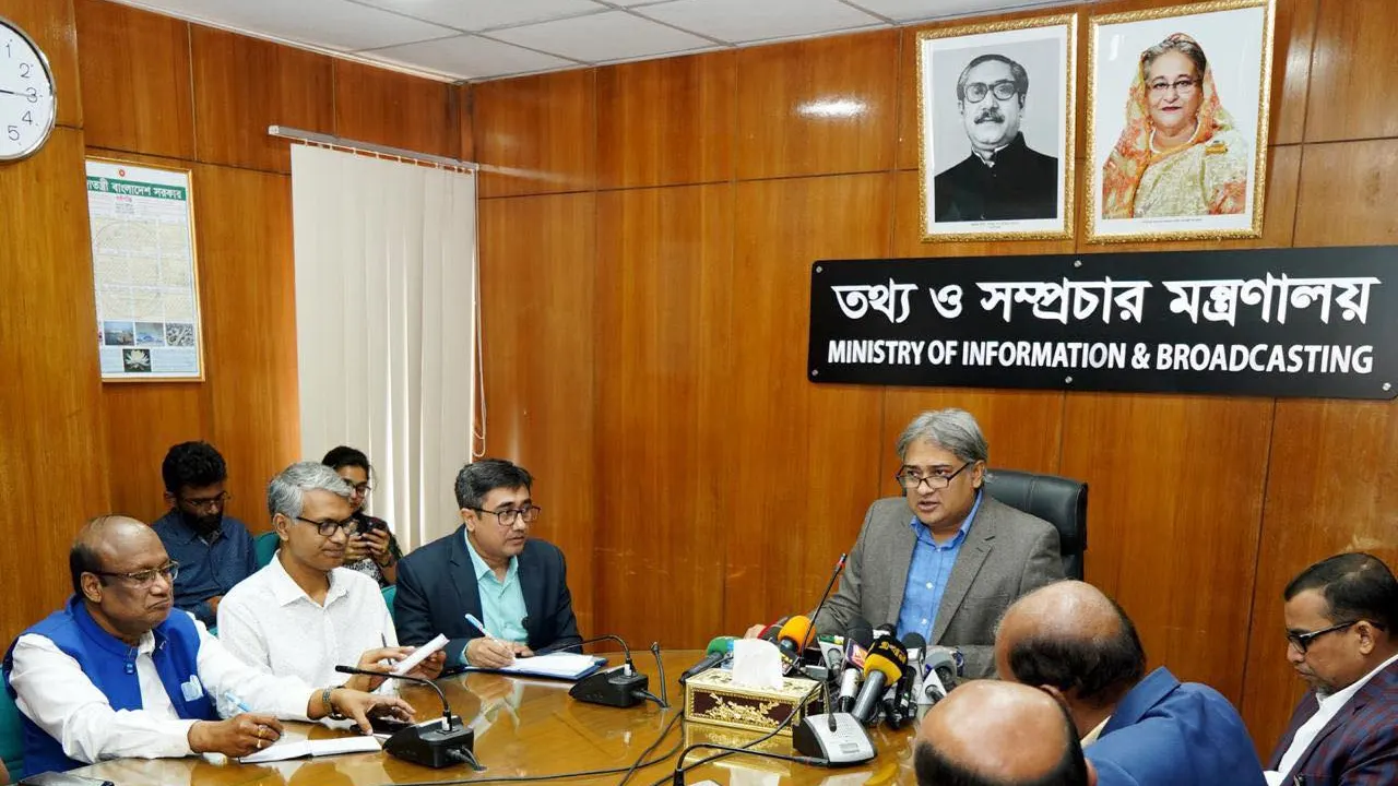 সোমবার সচিবালয়ে তথ্য ও সম্প্রচার মন্ত্রণালয়ের সভা কক্ষে আরএসএফের প্রতিবেদন ও র‌্যাংকিং নিয়ে প্রেস ব্রিফিং করেন তথ্য প্রতিমন্ত্রী। ছবি : কালবেলা