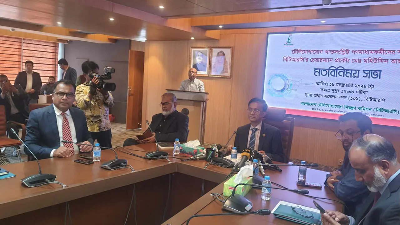 সোমবার রাজধানীর আগারগাঁওস্থ বিটিআরসি ভবনে টেলিযোগাযোগ বিটের সাংবাদিকদের সাথে মতবিনিময় করেন কমিশনের চেয়ারম্যান। ছবি : কালবেলা