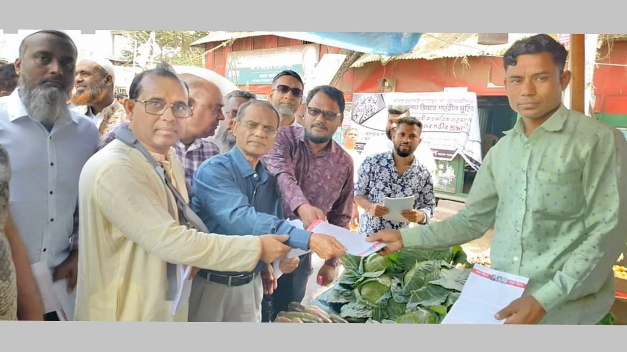 মুন্সীগঞ্জের লৌহজং উপজেলা বিএনপি ও অঙ্গ সহযোগী সংগঠনের উদ্যোগে লিফলেট বিতরণ করেন অ্যাডভোকেট আব্দুস সালাম। ছবি : কালবেলা