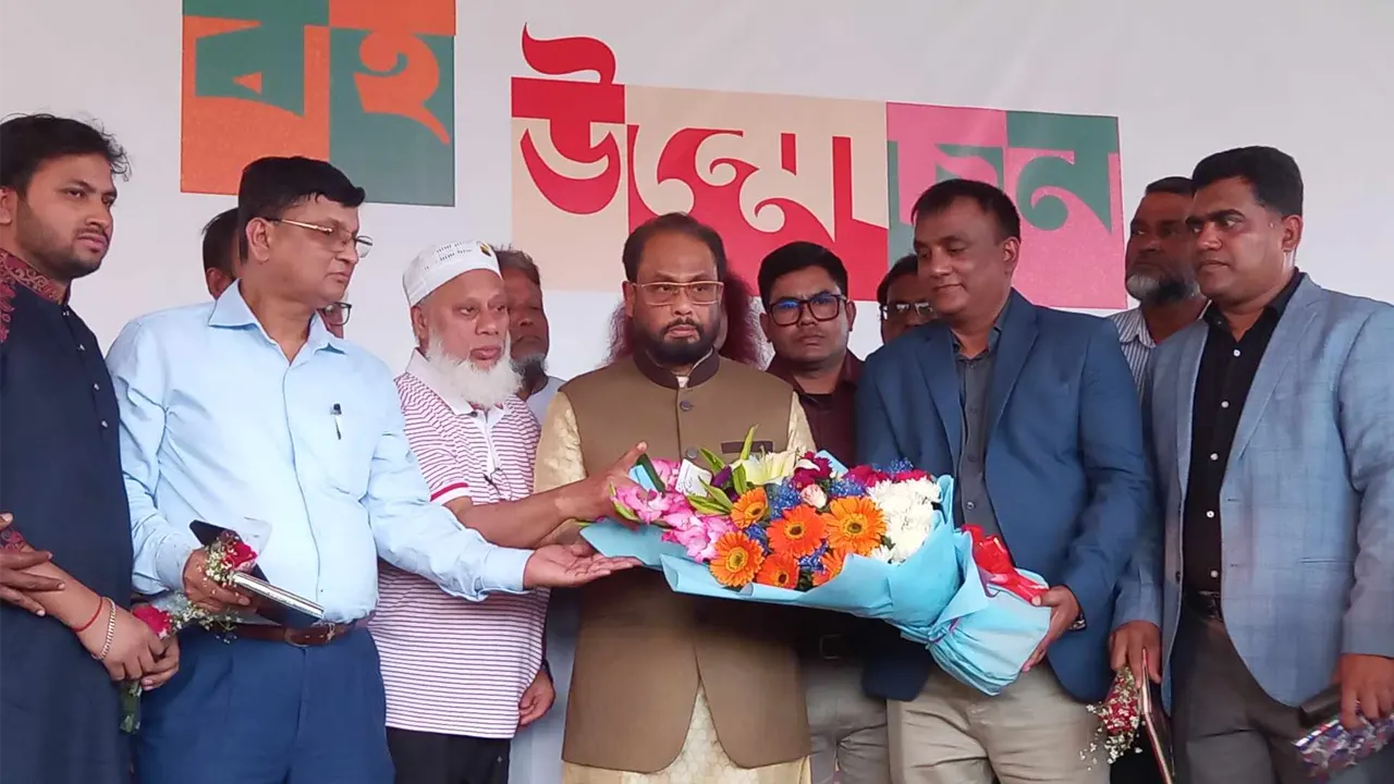 অমর একুশে বইমেলায় জাতীয় পার্টির নেতা মেজর সিকদার আনিসুর রহমান রচিত ‘দেশপ্রেমিক’ বইয়ের মোড়ক উন্মোচন অনুষ্ঠানে জাতীয় পার্টি চেয়ারম্যান গোলাম মোহাম্মদ কাদের। ছবি : কালবেলা