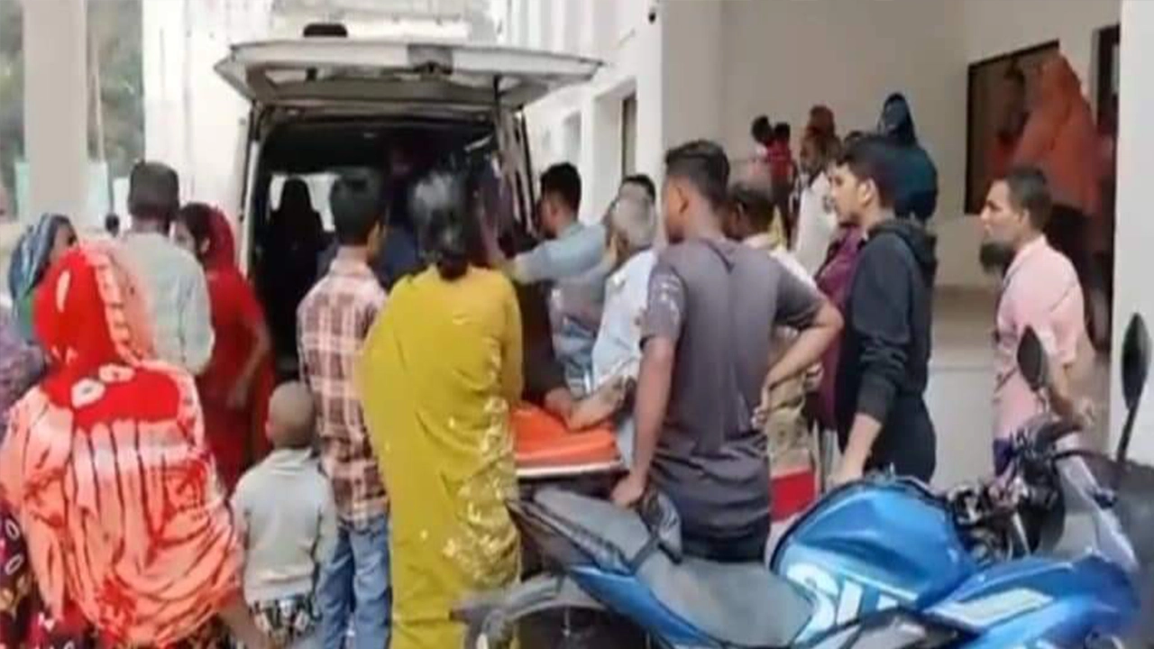 গুরুতর আহত অবস্থায় বৃদ্ধকে প্রথমে লোহাগড়া উপজেলা স্বাস্থ্য কমপ্লেক্সে ভর্তি করা হয়। ছবি : কালবেলা