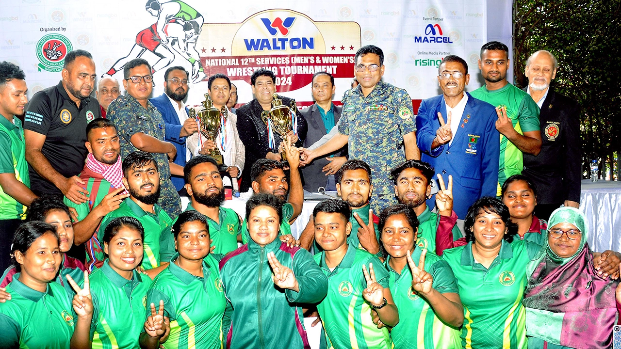 ওয়ালটন উন্মুক্ত ১২তম জাতীয় সার্ভিসেস (পুরুষ ও মহিলা) কুস্তি প্রতিযোগিতা-২০২৪ এর চ্যাম্পিয়নদের সঙ্গে অতিথিরা। ছবি : সংগৃহীত