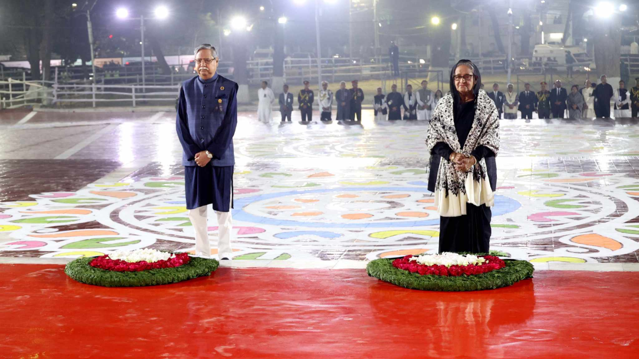 ভাষা শহীদদের প্রতি শ্রদ্ধা জানিয়ে কেন্দ্রীয় শহীদ মিনারে পুষ্পস্তবক অর্পণ করেছেন রাষ্ট্রপতি মো. সাহাবুদ্দিন ও প্রধানমন্ত্রী শেখ হাসিনা। ছবি : সংগৃহীত