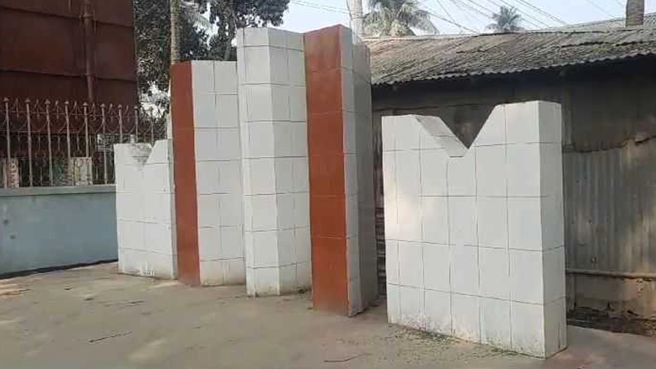 কুড়িগ্রামের মজিদা আদর্শ ডিগ্রি কলেজে জেলার প্রথম শহীদ মিনার। ছবি : কালবেলা