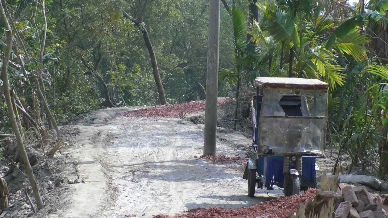 সড়কে বিদ্যুতের খুঁটি রেখে চলছে পাকা করার কাজ। ছবি : কালবেলা