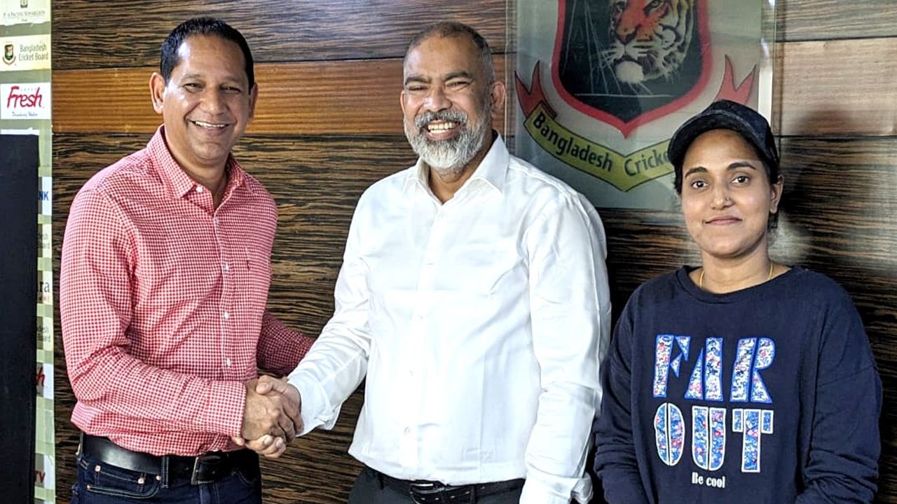 নারী উইংয়ের চেয়ারম্যান শফিউল চৌধুরী আলম নাদেল ও জাতীয় নারী দলের অধিনায়ক নিগার সুলতানা জ্যোতির সঙ্গে হাবিবুল বাশার। ছবি : সংগৃহীত