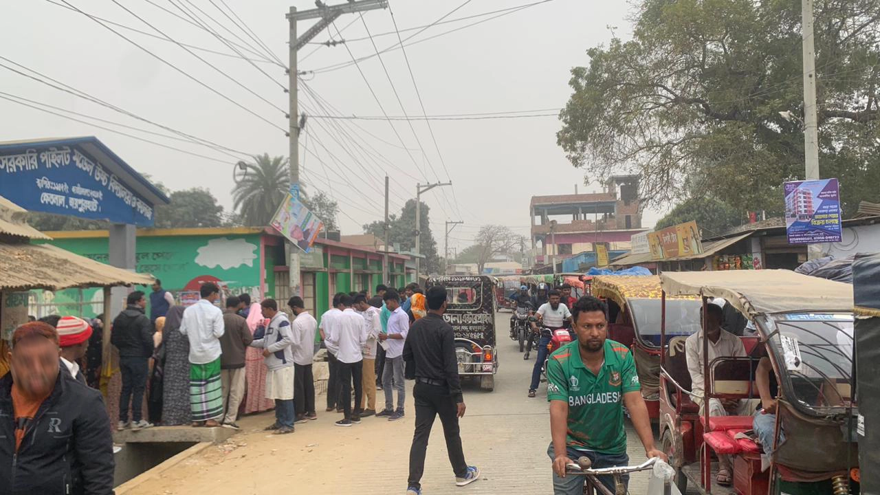 পরীক্ষাকেন্দ্রের সামনে শোডাউন। ছবি : কালবেলা