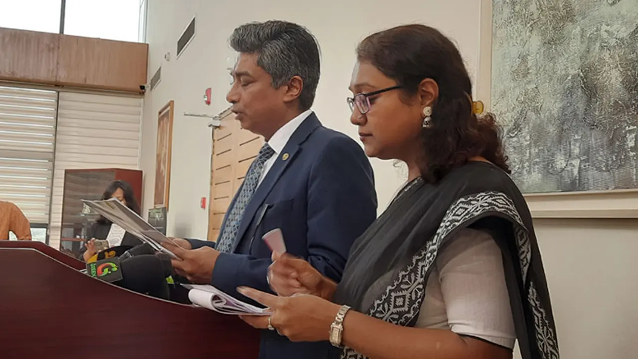 পররাষ্ট্র মন্ত্রণালয়ে সাংবাদিকদের ব্রিফ করেন আফ্রিকা অনুবিভাগের মহাপ‌রিচালক এএফএম জাহিদ উল ইসলাম ও মন্ত্রণালয়ের মুখপাত্র সেহেলী সাবরীন। ছবি : সংগৃহীত
