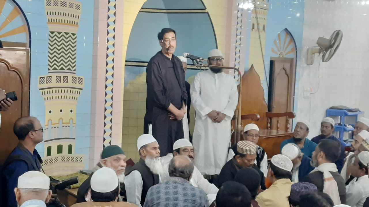 সামসুজ্জোহার ৩৭তম মৃত্যুবার্ষিকী উপলক্ষ আয়োজিত দোয়া মাহফিলে নারায়ণগঞ্জ-৪ আসনের সংসদ সদস্য এ কে এম শামীম ওসমান। ছবি : কালবেলা