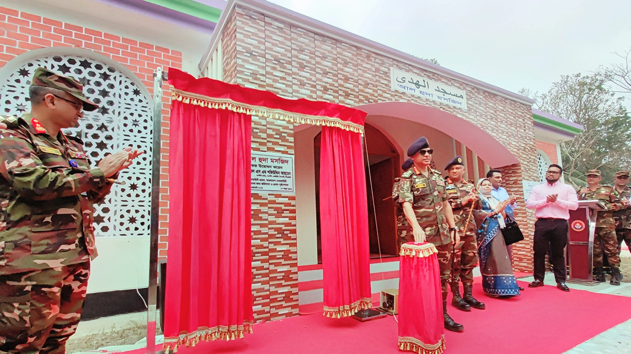 আল হুদা মসজিদের উদ্বোধন করেন সেনাপ্রধান জেনারেল এস এম শফিউদ্দিন আহমেদ। ছবি : কালবেলা