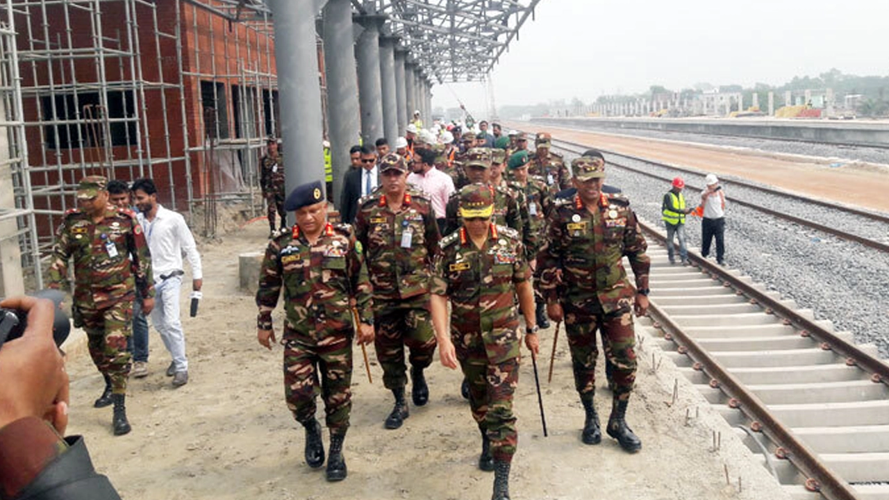নড়াইল রেলওয়ে স্টেশনের কাজের অগ্রগতি পরিদর্শন করেন সেনাপ্রধান। ছবি : কালবেলা