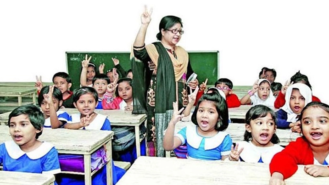 ক্লাস নিচ্ছেন এক শিক্ষক। পুরোনো ছবি