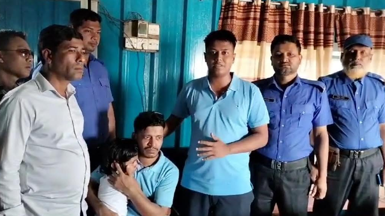 সমুদ্রসৈকতে বেড়াতে এসে হারিয়ে যাওয়া ৮ শিশুকে উদ্ধার করে বিচকর্মীরা।
