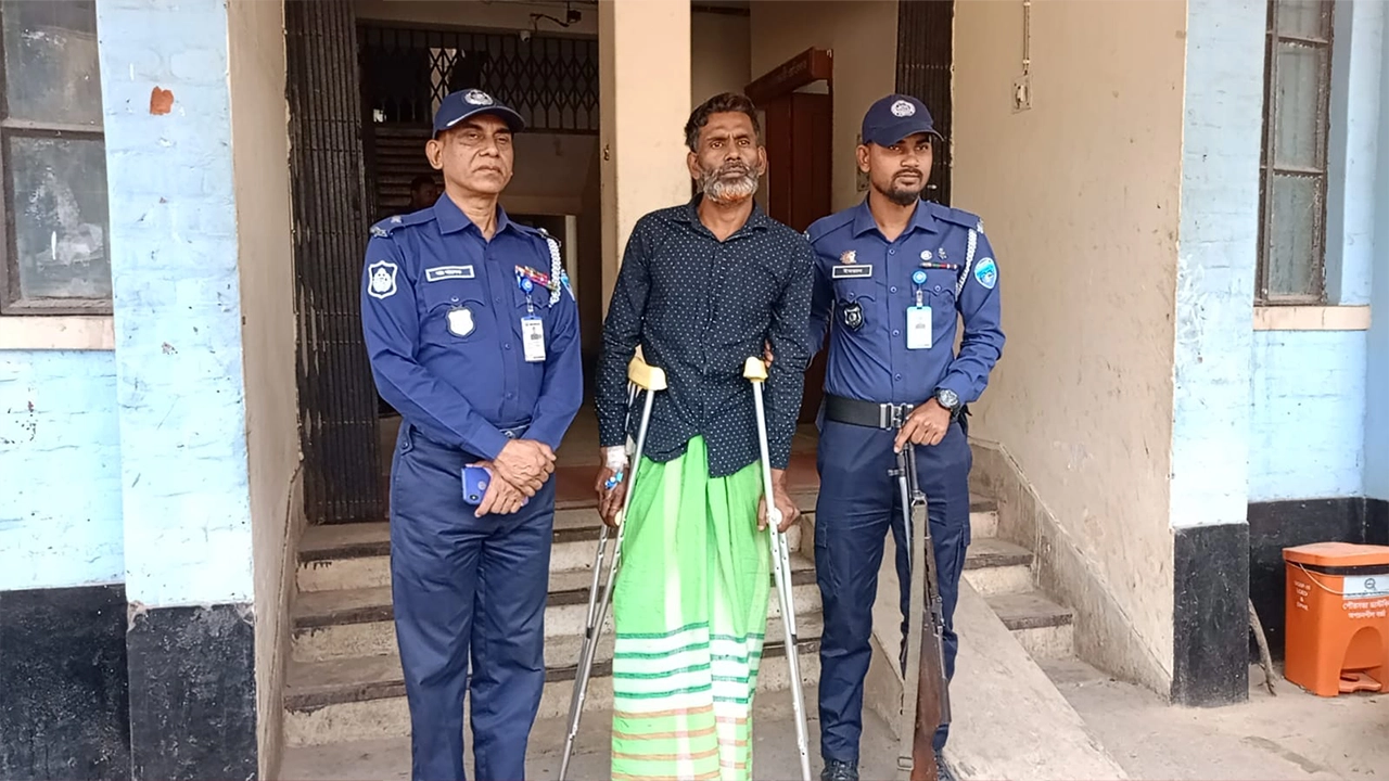 গ্রেপ্তার হওয়া লরিচালক। ছবি : কালবেলা