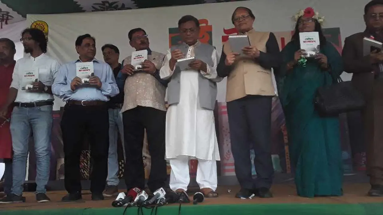 মঙ্গলবার বিকেলে বইমেলায় মোড়ক উন্মোচিত গৌতম লাহিড়ীর ‘প্রণব মুখার্জী : রাজনীতির ভেতর বাহির : প্রেক্ষিত বাংলাদেশ’। ছবি : কালবেলা