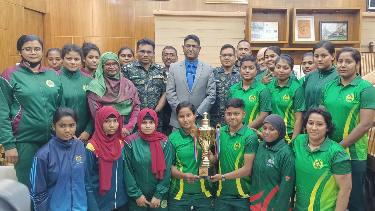 ট্রফি হাতে কুস্তি প্রতিযোগিতায় বিজয়ী বাংলাদেশ আনসার দলের সদস্যরা। ছবি : কালবেলা
