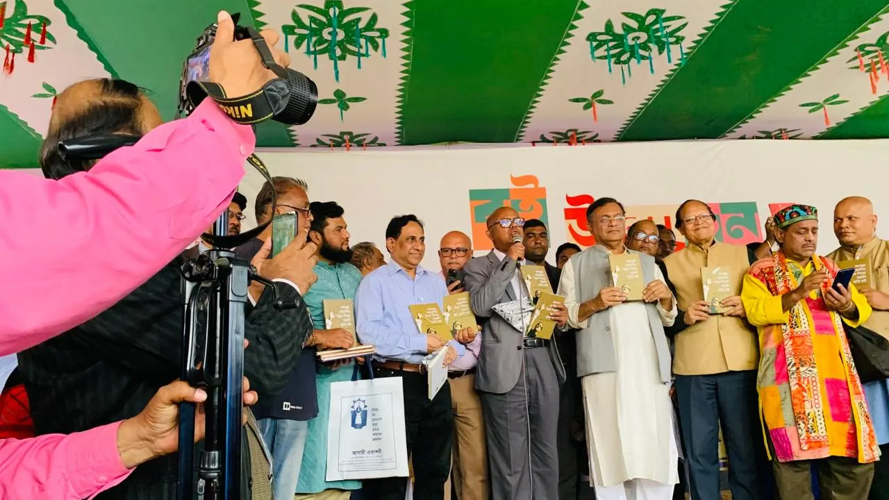 মঙ্গলবার বইমেলায় ‘বঙ্গবন্ধুর প্রত্যাশিত উন্নত শিরের বাঙালি জাতি চাই’ গ্রন্থের মোড়ক উন্মোচন করেন পররাষ্ট্রমন্ত্রী হাছান মাহমুদ। ছবি : কালবেলা