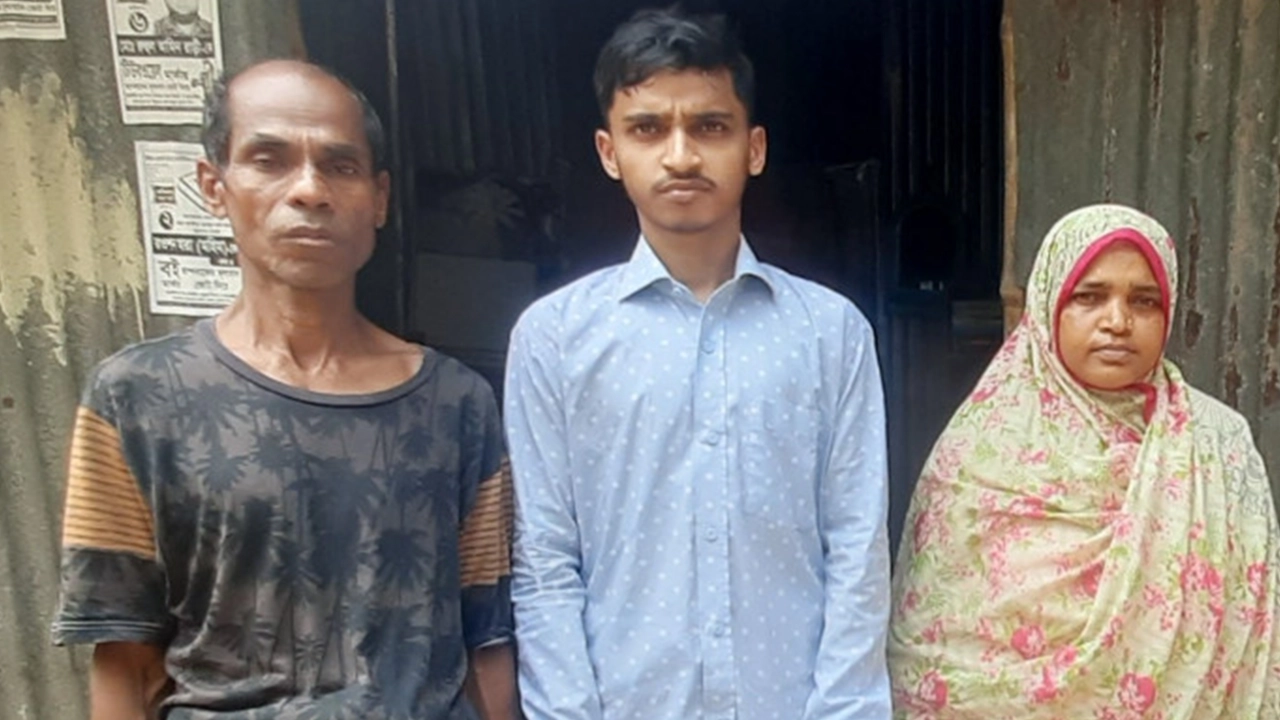 বাবা-মায়ের সঙ্গে সাব্বির। ছবি : কালবেলা
