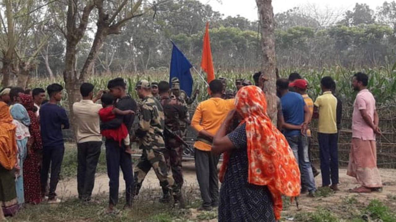 বিজিবি-বিএসএফের উদ্যোগে স্বজনদের লাশ দেখার ব্যবস্থা করে দেয়। ছবি : কালবেলা