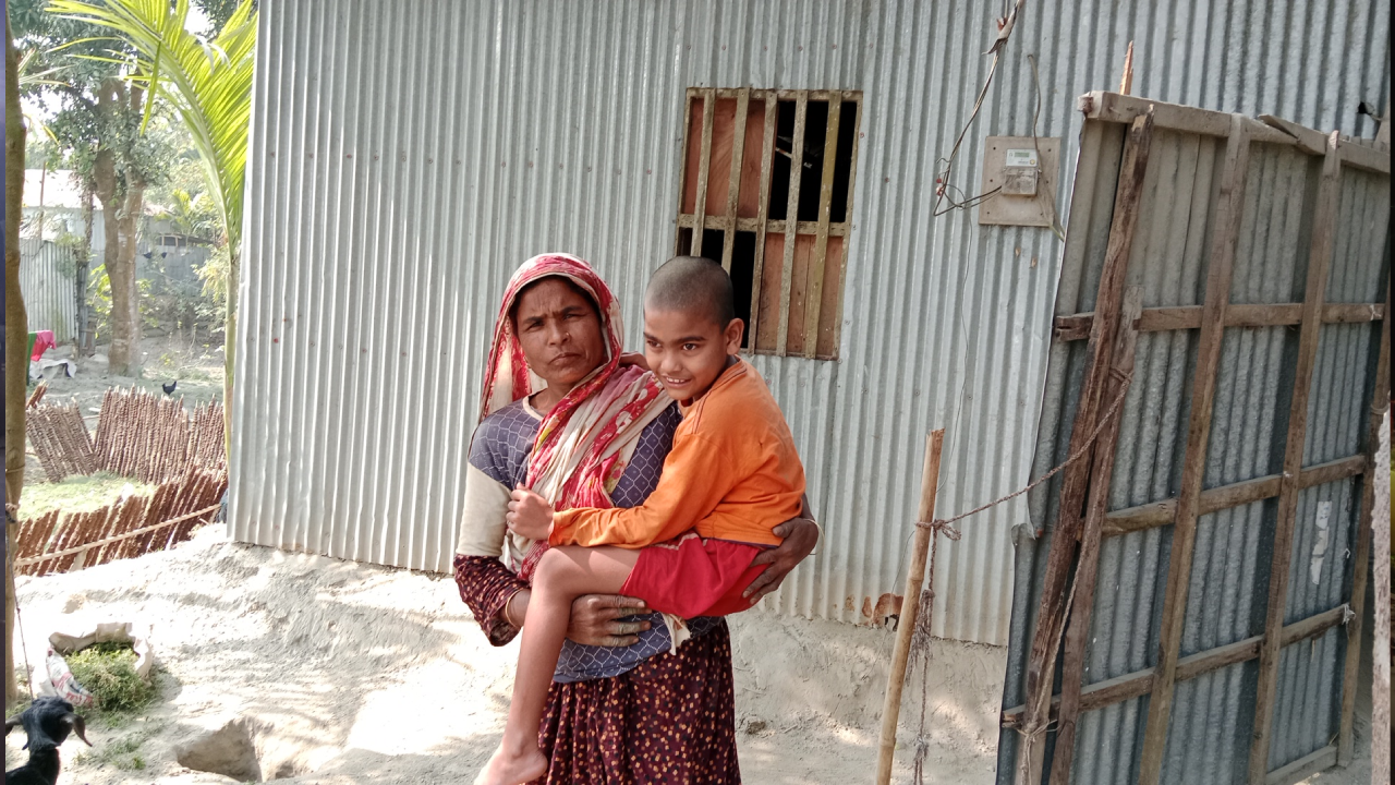 নানির কোলে প্রতিবন্ধী সিয়াম। ছবি : কালবেলা