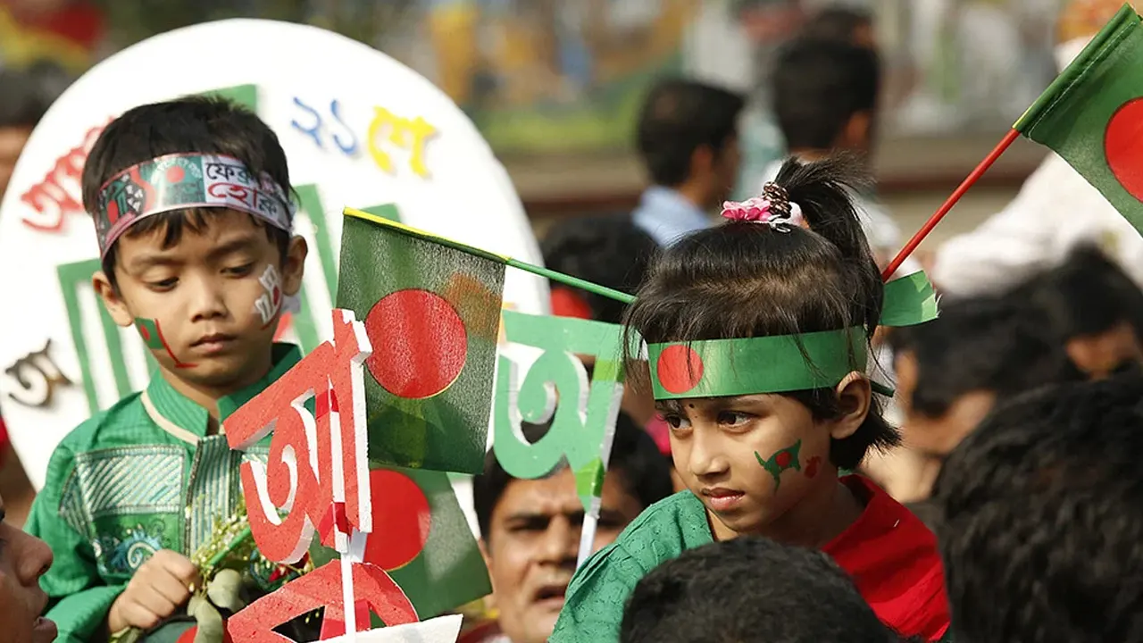 কেন্দ্রীয় শহীদ মিনারে সর্বস্তরের মানুষের ঢল। ছবি : সংগৃহীত