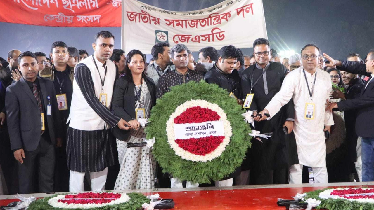 শহীদ মিনারে পুষ্পস্তবক অর্পণ করে শ্রদ্ধা নিবেদন করেছেন ঢাকা জেলা প্রশাসক আনিসুর রহমান। ছবি : কালবেলা