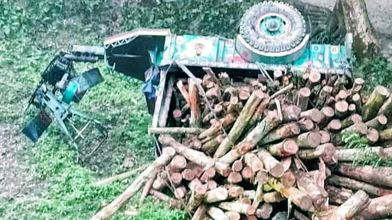 দুর্ঘটনাকবলিত ট্রলি। ছবি : কালবেলা